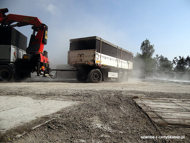 Transport monolitycznych szamb betonowych  w Jedwabnem z gwarancją