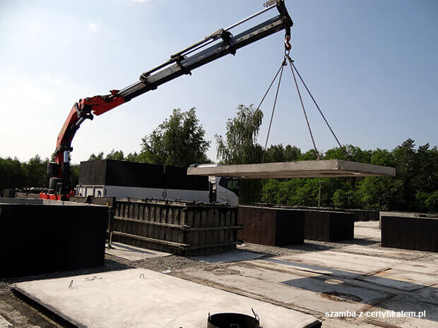 Załadunek szczelnego szamba betonowego do transportu  w Jedwabnem